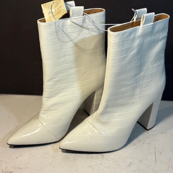 NWT White Faux Leather Heeled Textured Ankle Boots Size 9 New Altar'd State - Picture 1 of 4